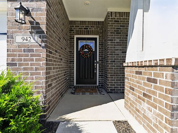 4th image of 942 Ram Dr
