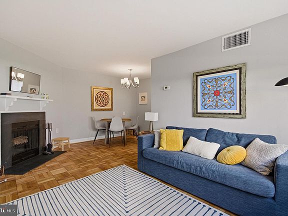 3rd image of 2606 Tunlaw Rd NW APT 2