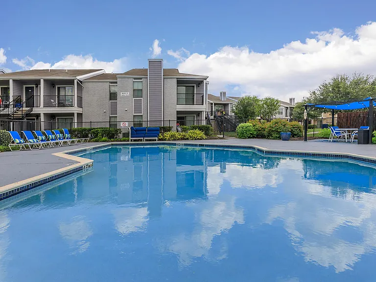 HollyView Apartments — Photo 3
