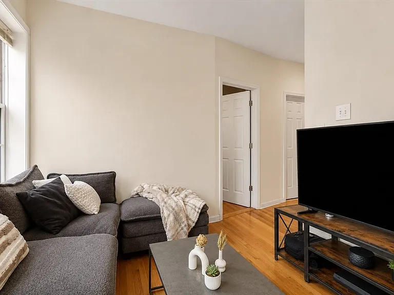 28 Phillips St #3 — Photo 2