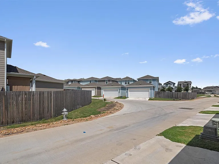 1805 Artesian Springs Xing — Photo 31