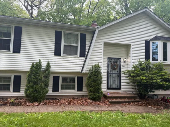 331 Knob Hill Dr, Hamden, CT 06518