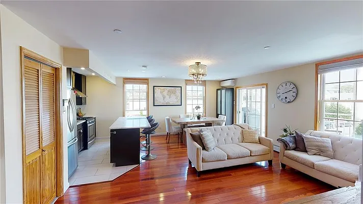 Sold by Remax Edge | media 6