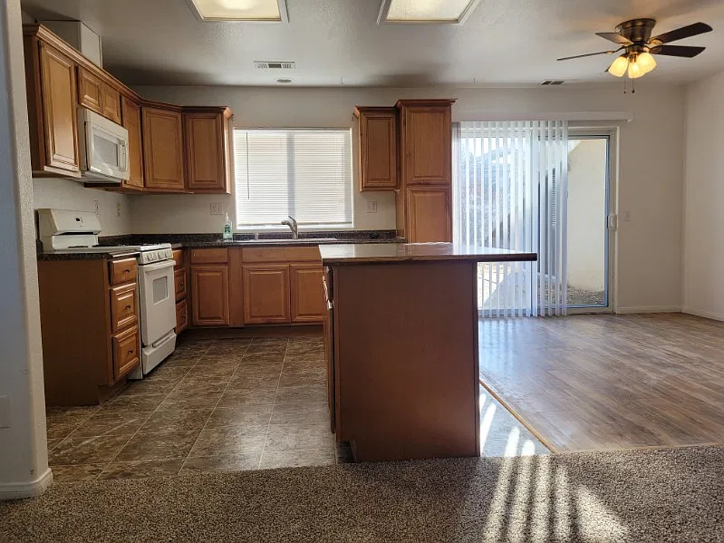 3 bed, 1300 sqft, $2,650 — Photo 2
