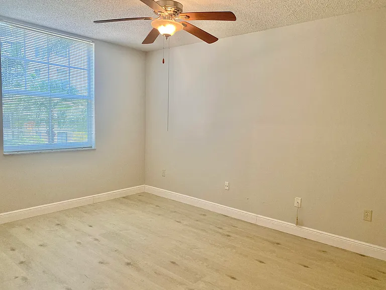 630 Sapodilla Ave #204 — Photo 13