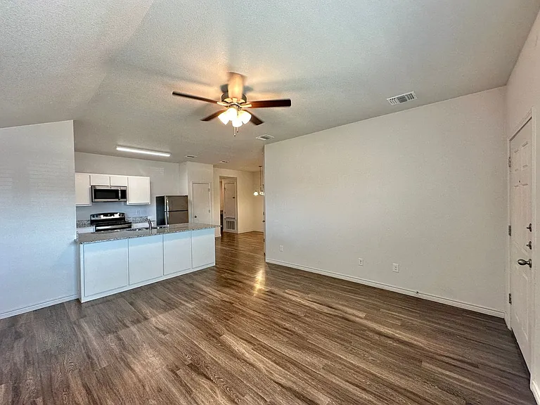 1821 Clovis Dr — Photo 2