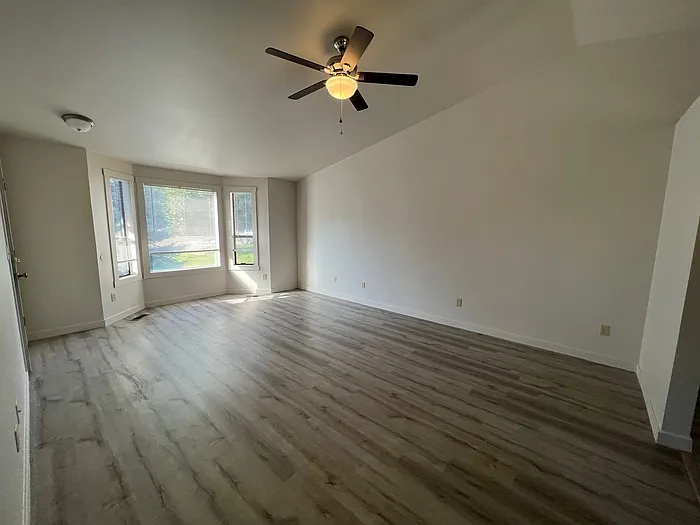 3 bed, 2.0 bath, 1172 sqft, $2,000 — Photo 4