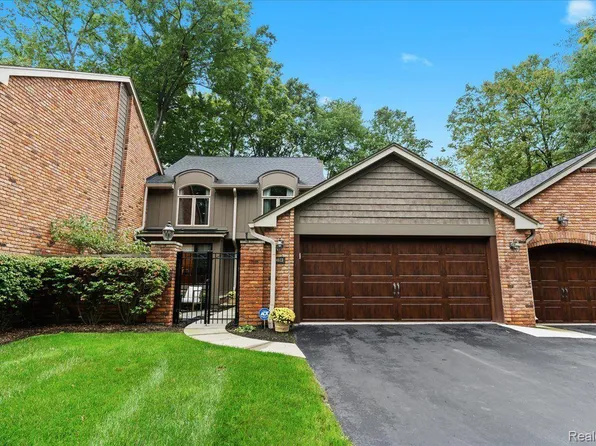 4023 Hidden Woods Dr, Bloomfield Hills, MI 48301