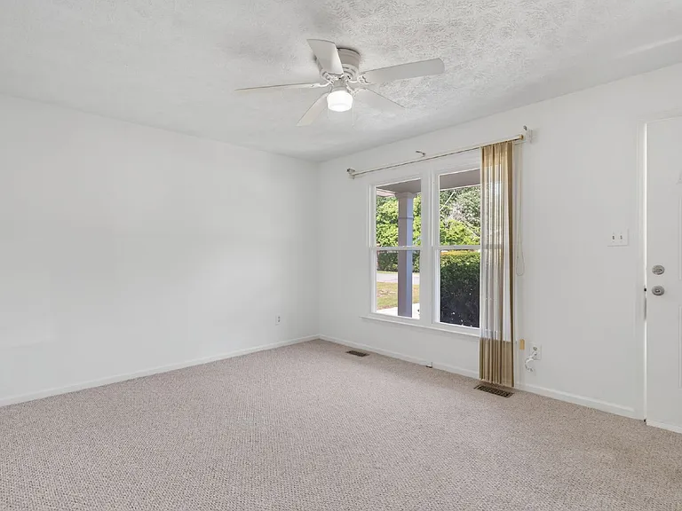 3225 Glenmore Dr — Photo 10