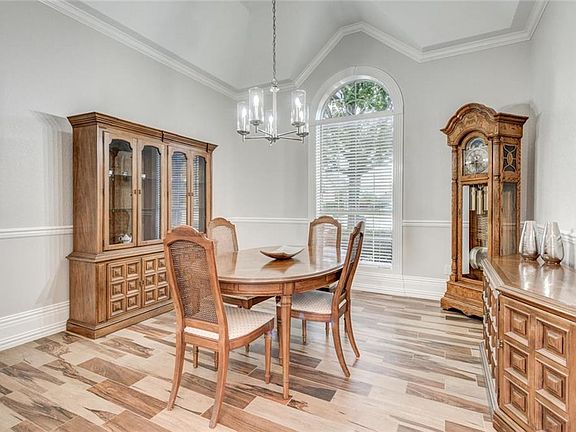 4th image of 1075 Oasis Ct