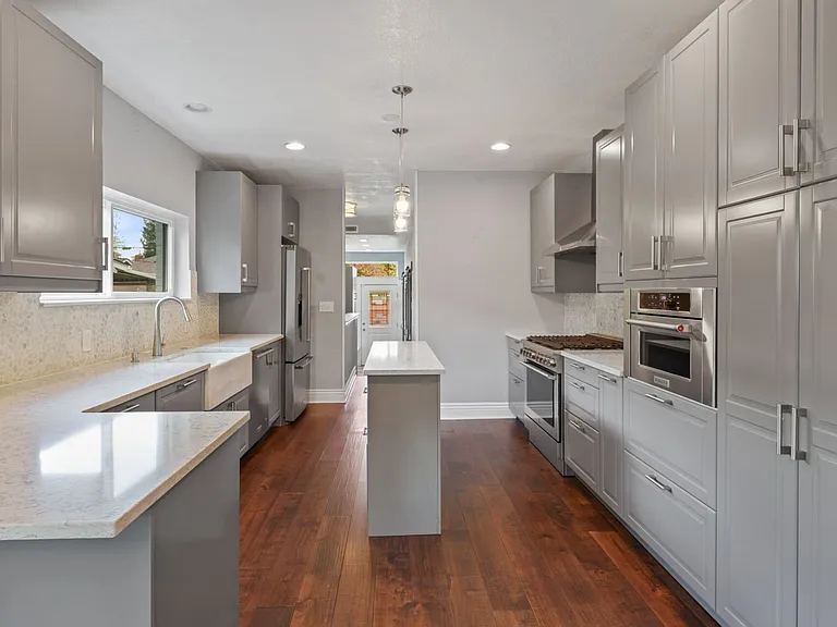 2370 Elm St — Photo 28