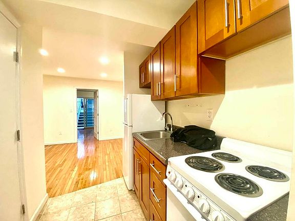 4th image of 240 W 20th St #G