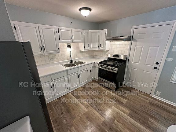 4th image of 10809 Ewing Ave