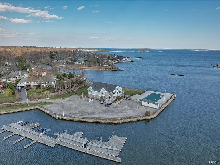 1001 Shore Acres Dr — Photo 1