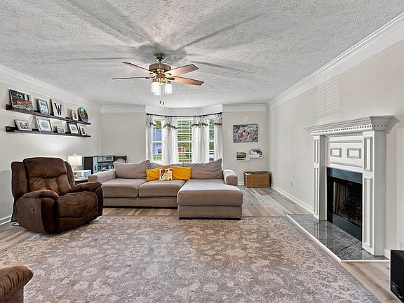 5th image of 2133 Eastview Dr