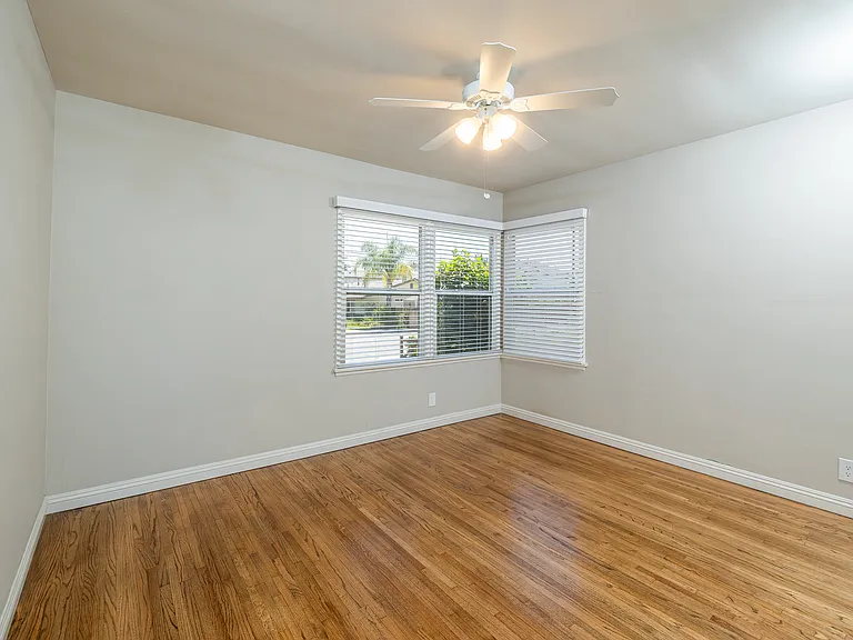 521 E Date St — Photo 28