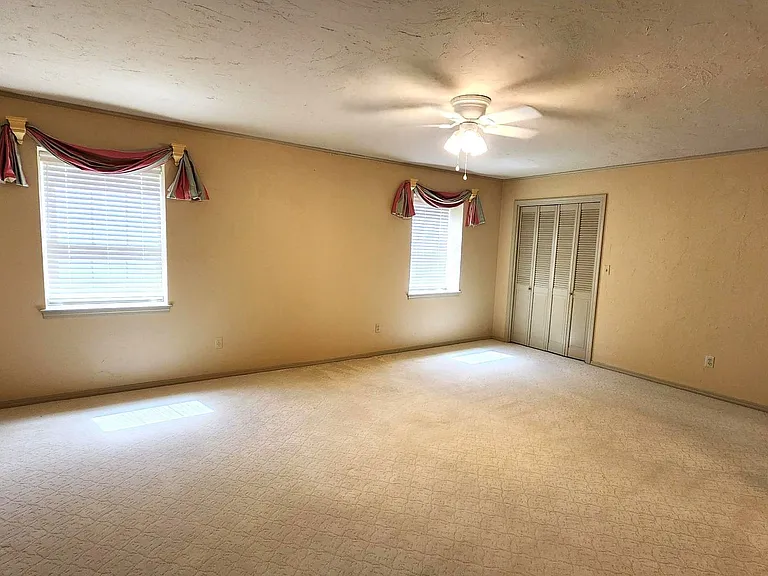 7900 Lakehurst Dr — Photo 27