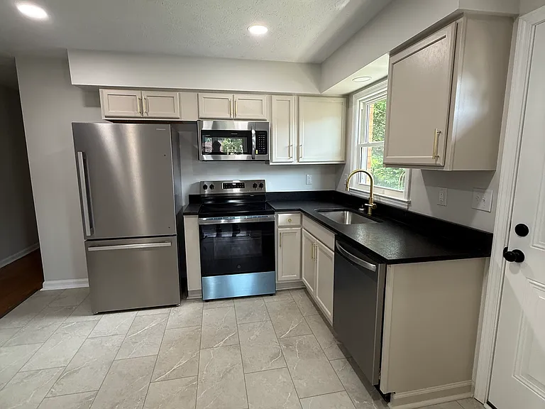 3514 Lansdowne Dr #B — Photo 6