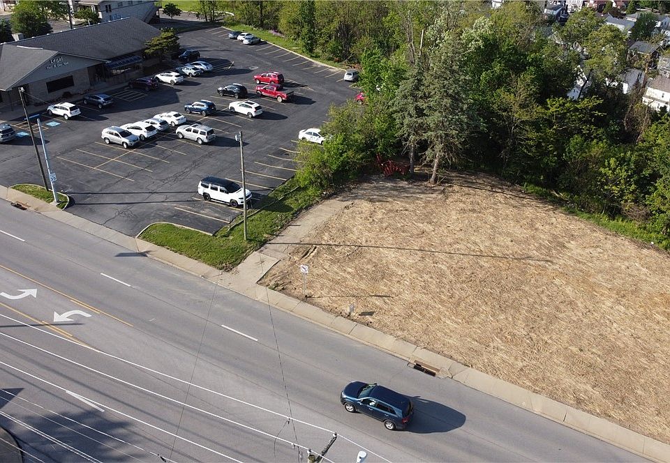 2nd image of 2225 Sunset Blvd