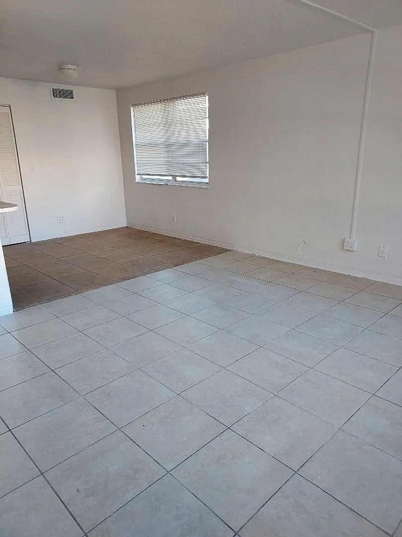 2 bedroom 1 bathroom Unit Available Now — Photo 4