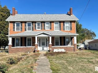 135 E Washington St, Rushville, IL 62681