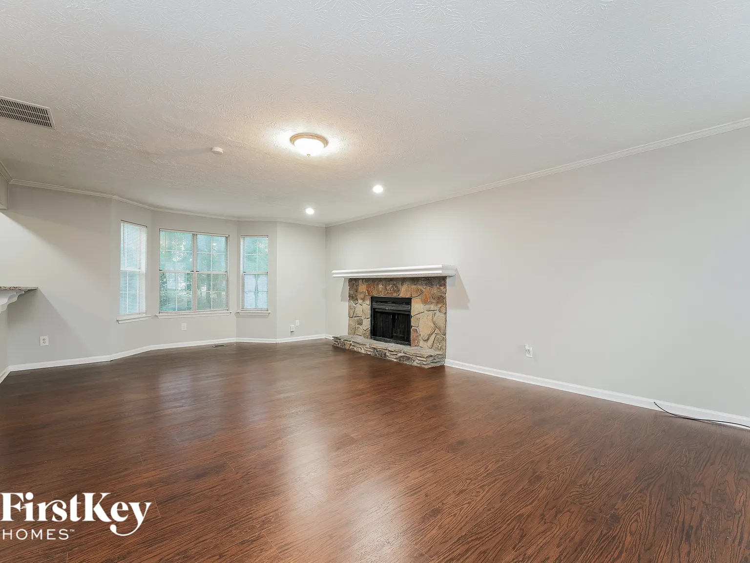 3 bed, 2.5 bath, 1956 sqft, $2,140 — Photo 2