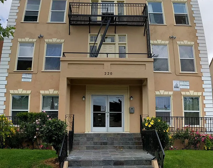 CT2 - Catalina Apts — Photo 4