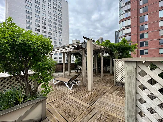 Rented by Luxus Manhattan Realty | media 43