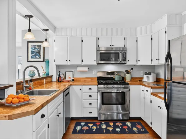 693 Wiscasset Rd, Boothbay, ME 04537