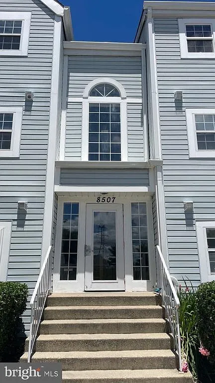 3 bed, 1073 sqft, $2,400 — Photo 1