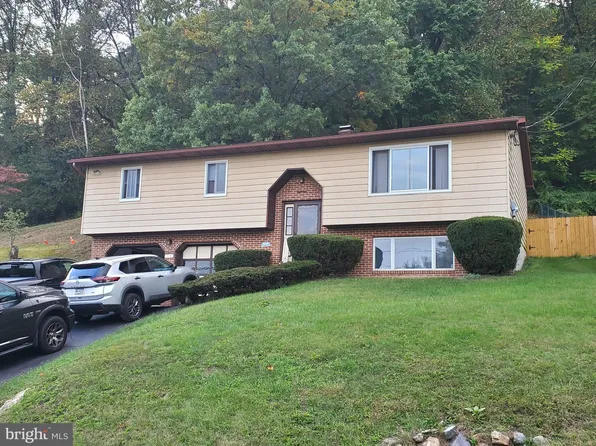 18 W Neversink Rd, Reading, PA 19606
