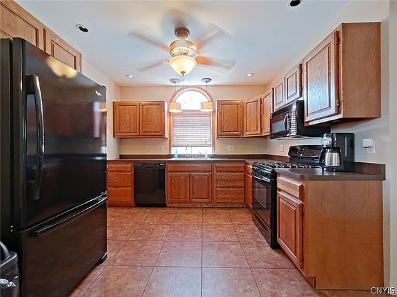 5th image of 104 E Linden St