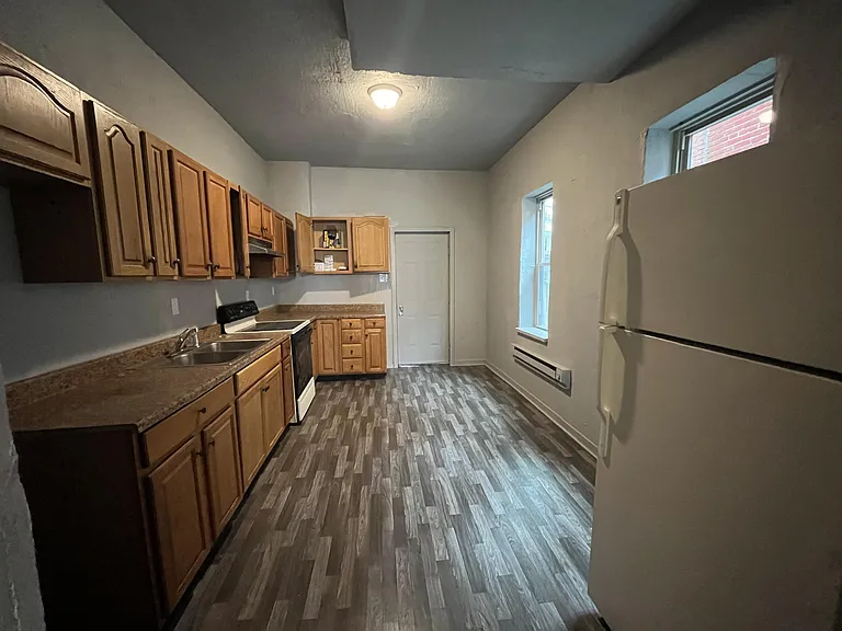 615 W Locust St — Photo 6