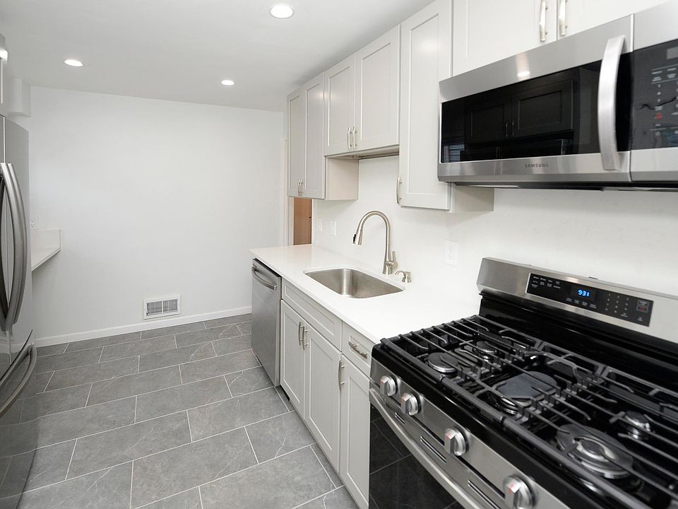2nd image of 425 Orchard St