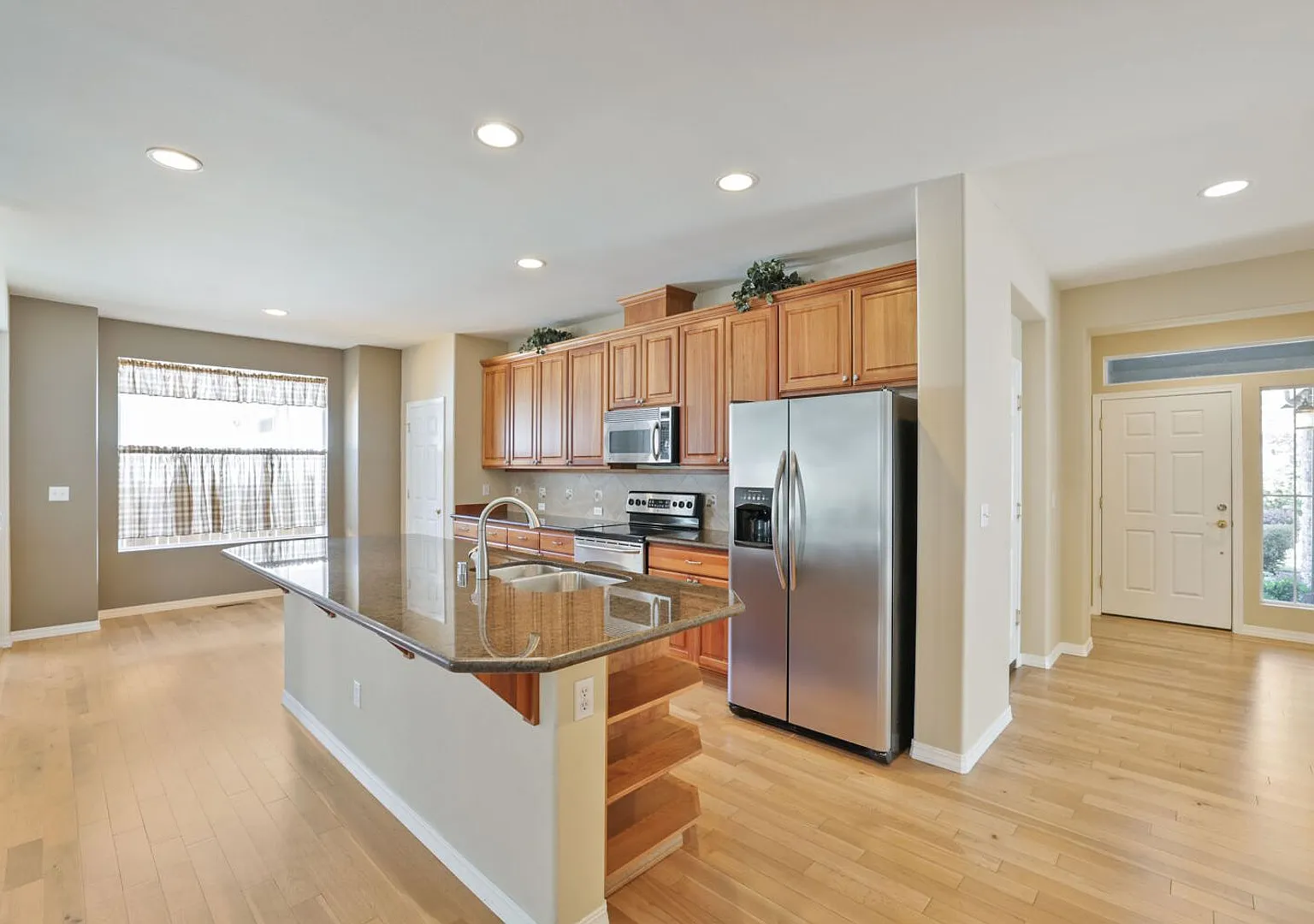 Spacious 2-Bedroom Home in Trilogy at Redmond Ridge — Photo 2