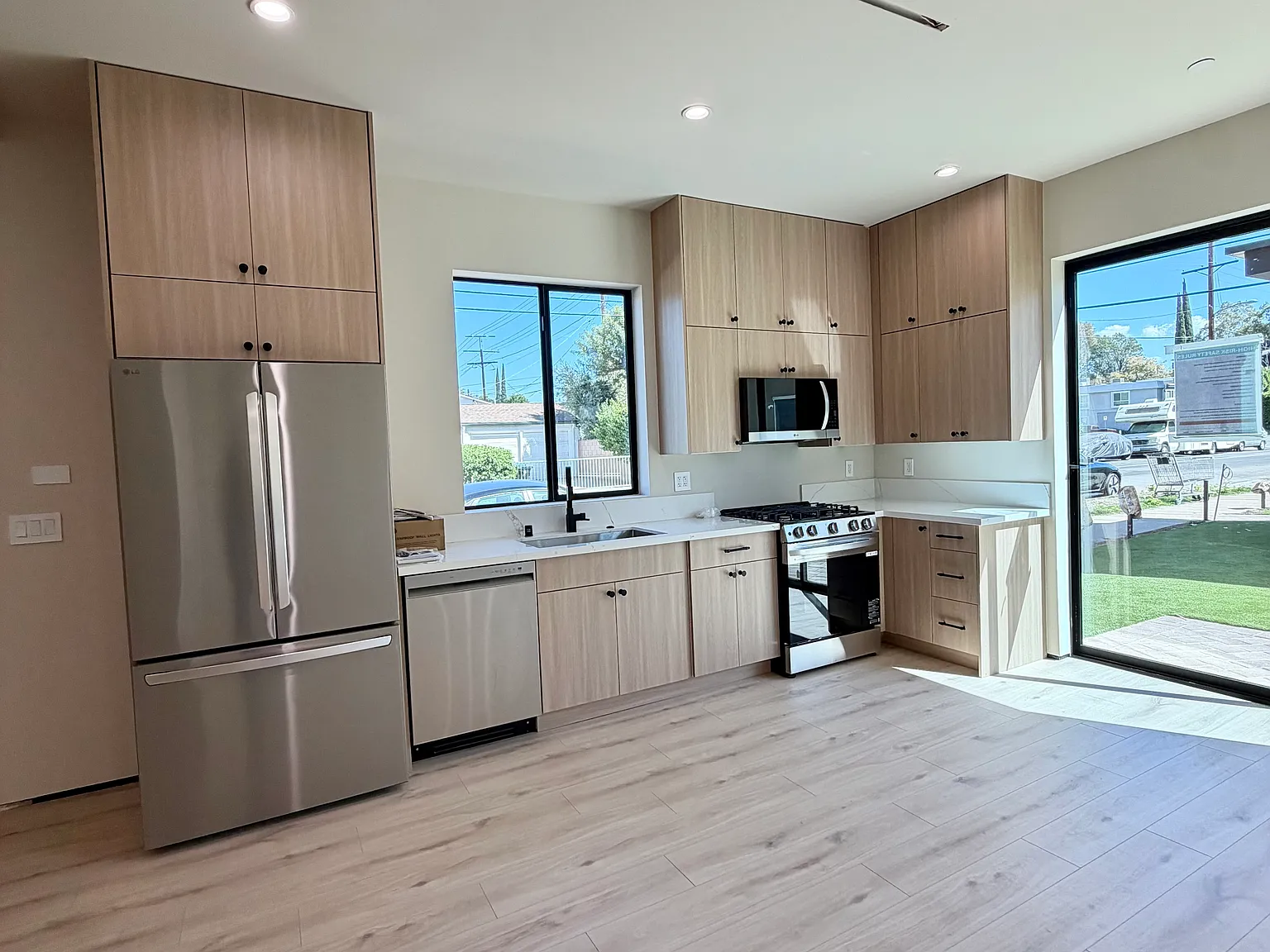 3 bed, $6,250 — Photo 1