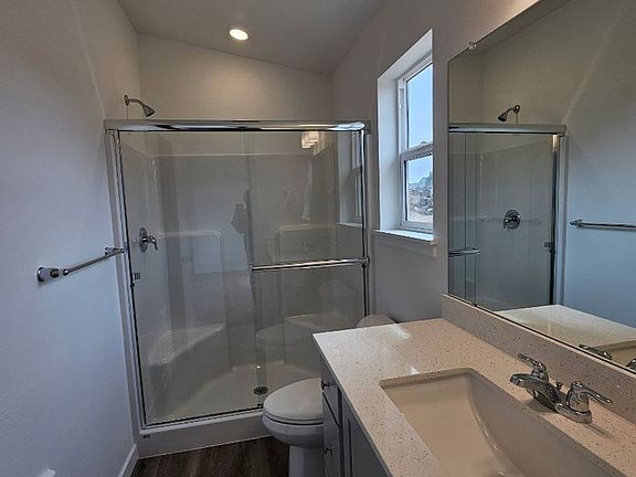 5th image of 587 NE Mitchell St