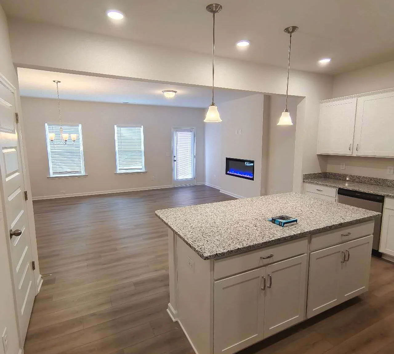 3 bed, 2.5 bath, 1629 sqft, $2,000 — Photo 3