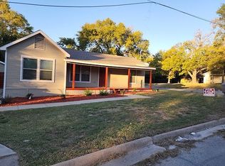 305 E 15th St, Bonham, TX 75418