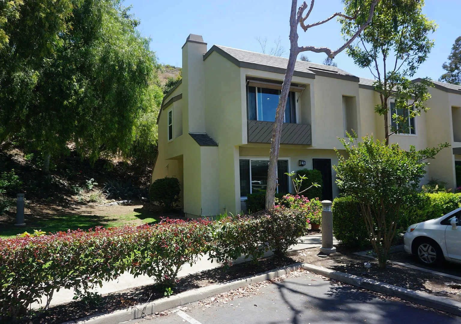 Private 3 Bedroom End Unit Condo in Orange with Trees View — Photo 1
