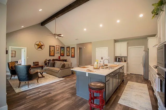 3 bed, 2212 sqft, $3,000 — Photo 3