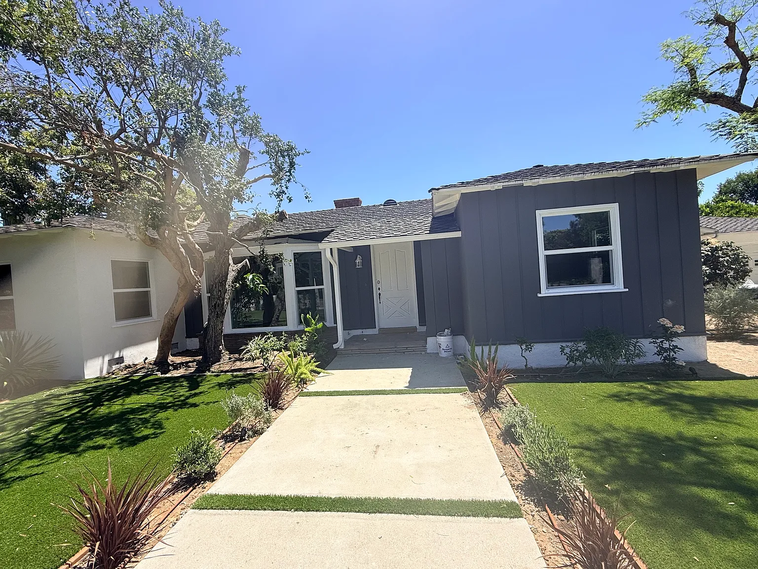 5 bed, 2.5 bath, 2607 sqft, $8,500 — Photo 2