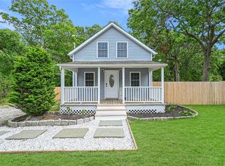 35 Oak Dr, Riverhead, NY 11901