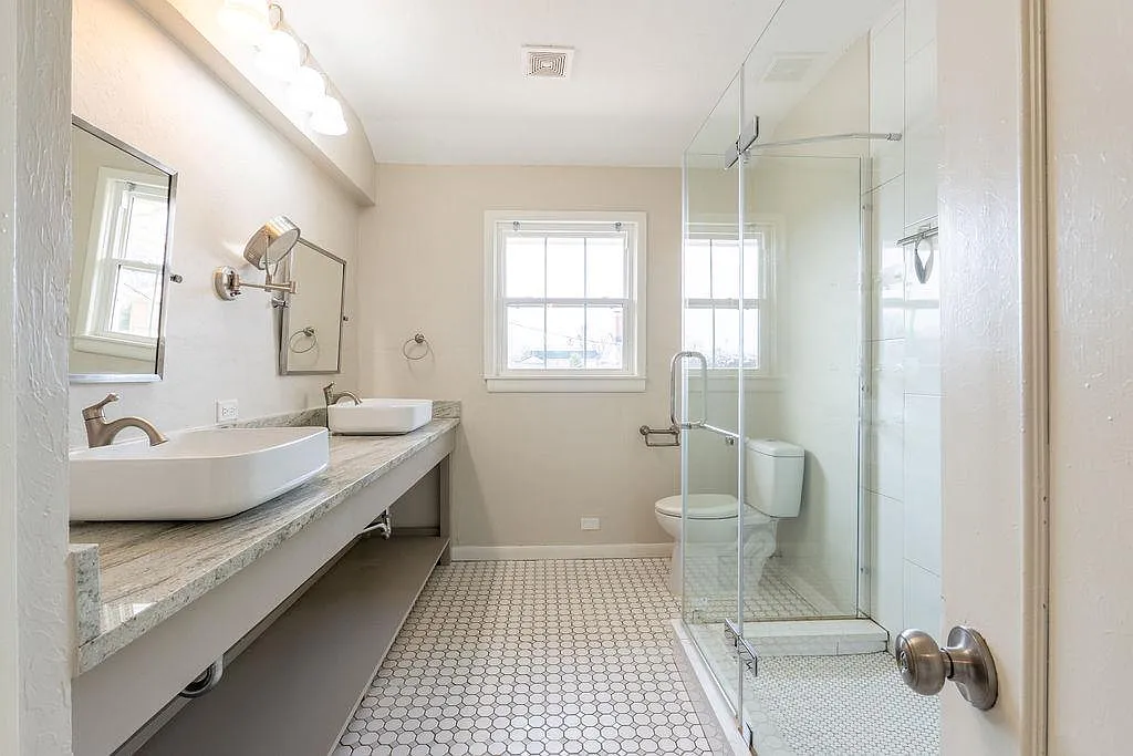 5 bed, 2.5 bath, 3470 sqft, $2,200 — Photo 3