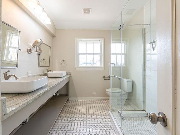 3rd image of 1002 N Jefferson Pl