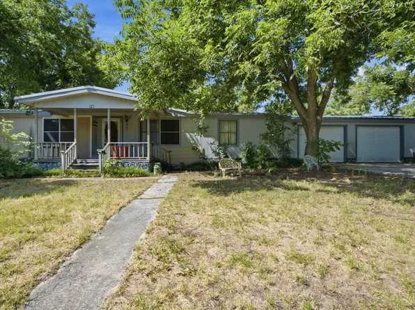 816 W Ayers Ave, De Leon, TX 76444