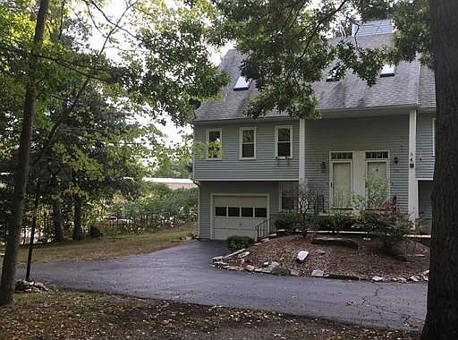 2nd image of 586 Lake St