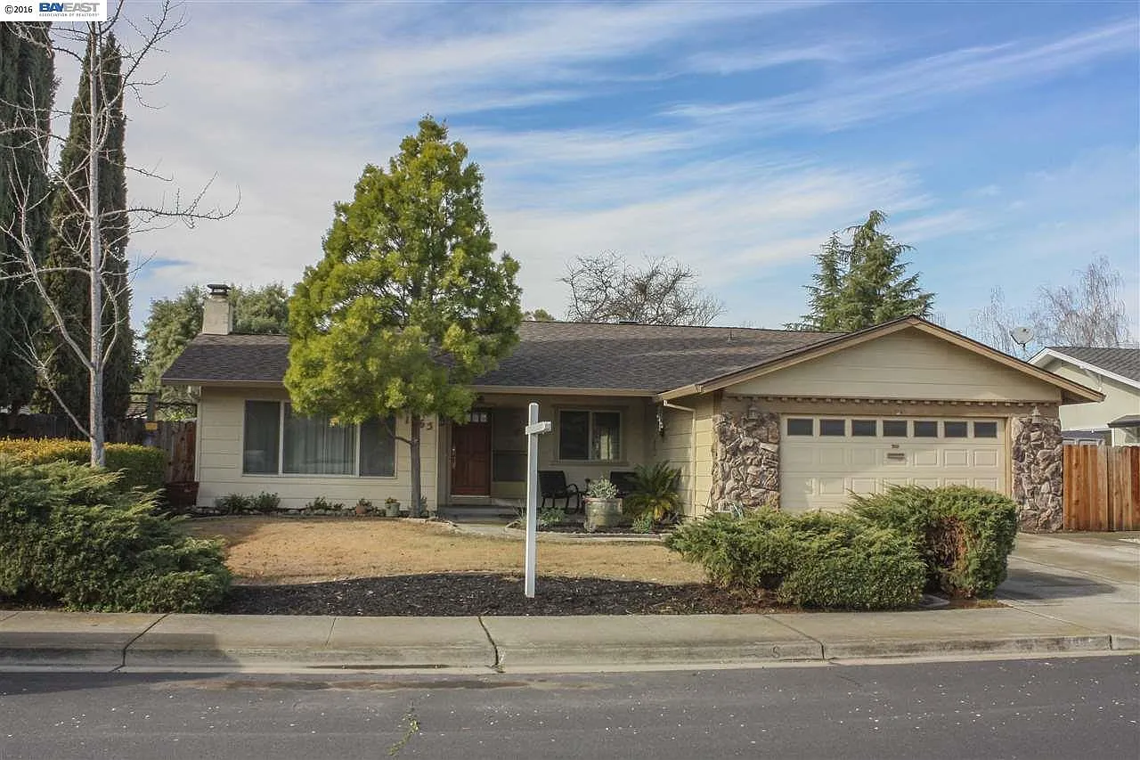 1065 Vienna St photo 1