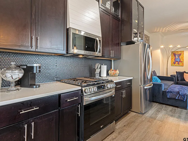 540 W Erwin St — Photo 10
