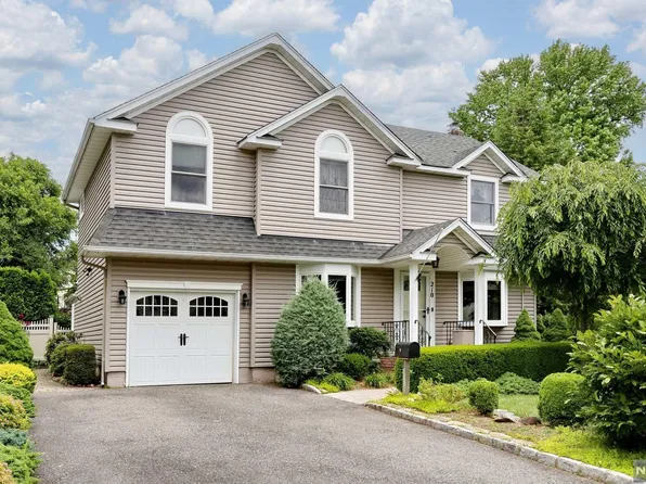 210 Kensington Rd, River Edge, NJ 07661